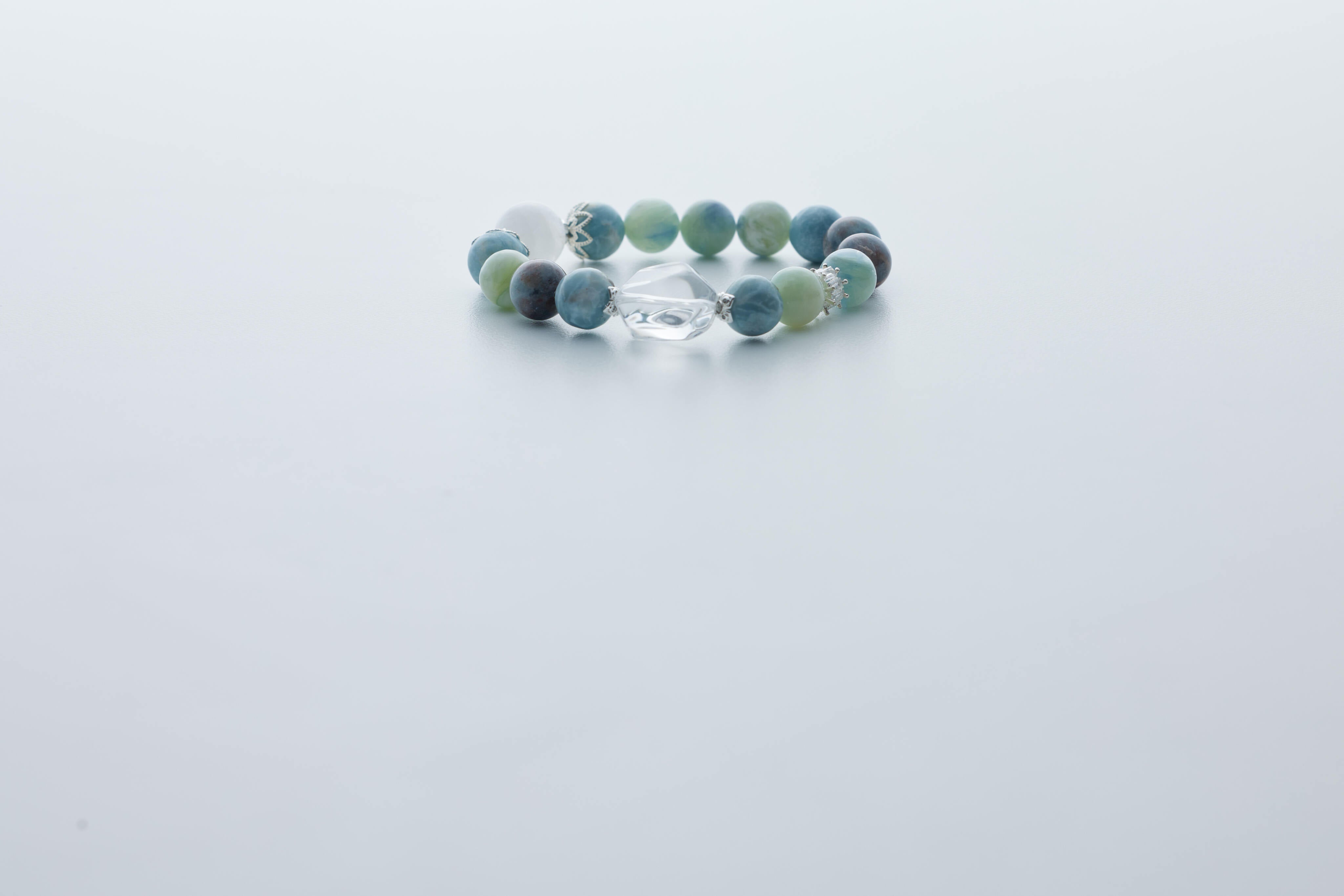 島嶼海藍寶水晶手鏈｜ 三色島嶼稀缺礦「調節情緒溝通之石」11mm 脈輪：喉輪、白水晶、白幽靈聚寶盆