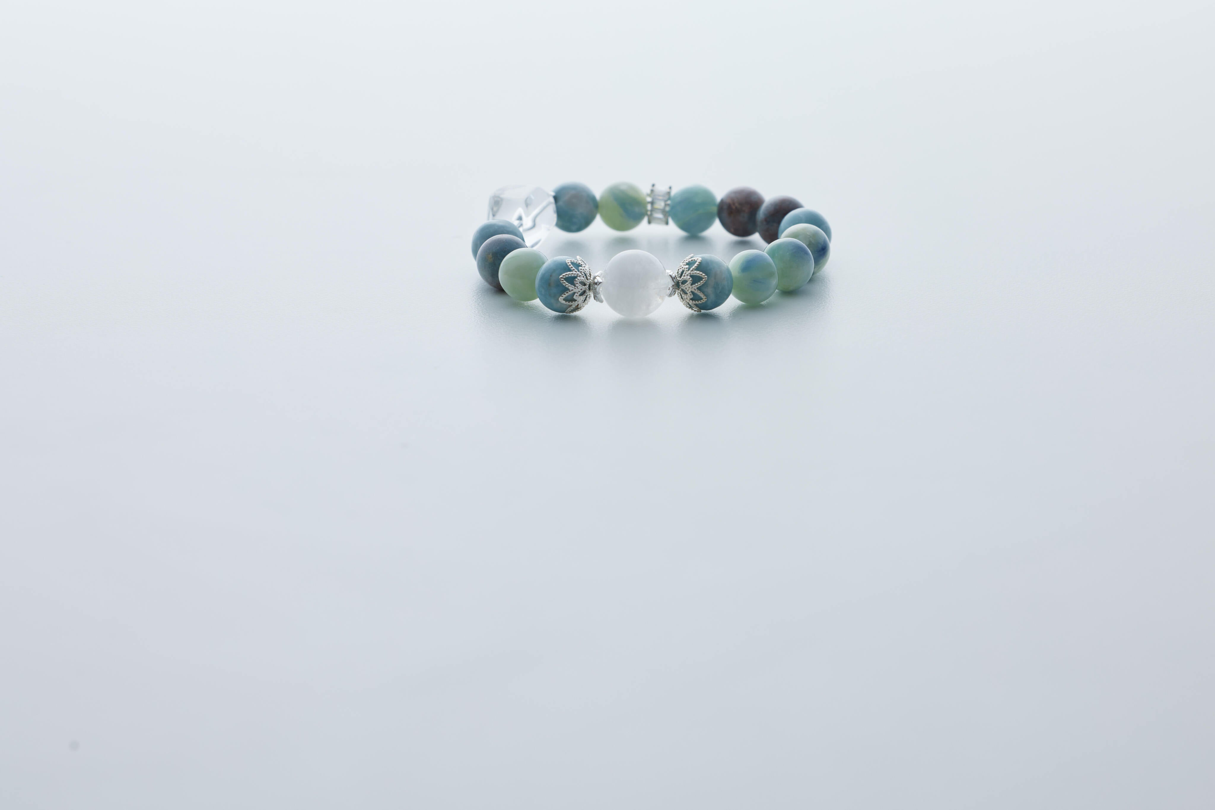 島嶼海藍寶水晶手鏈｜ 三色島嶼稀缺礦「調節情緒溝通之石」11mm 脈輪：喉輪、白水晶、白幽靈聚寶盆