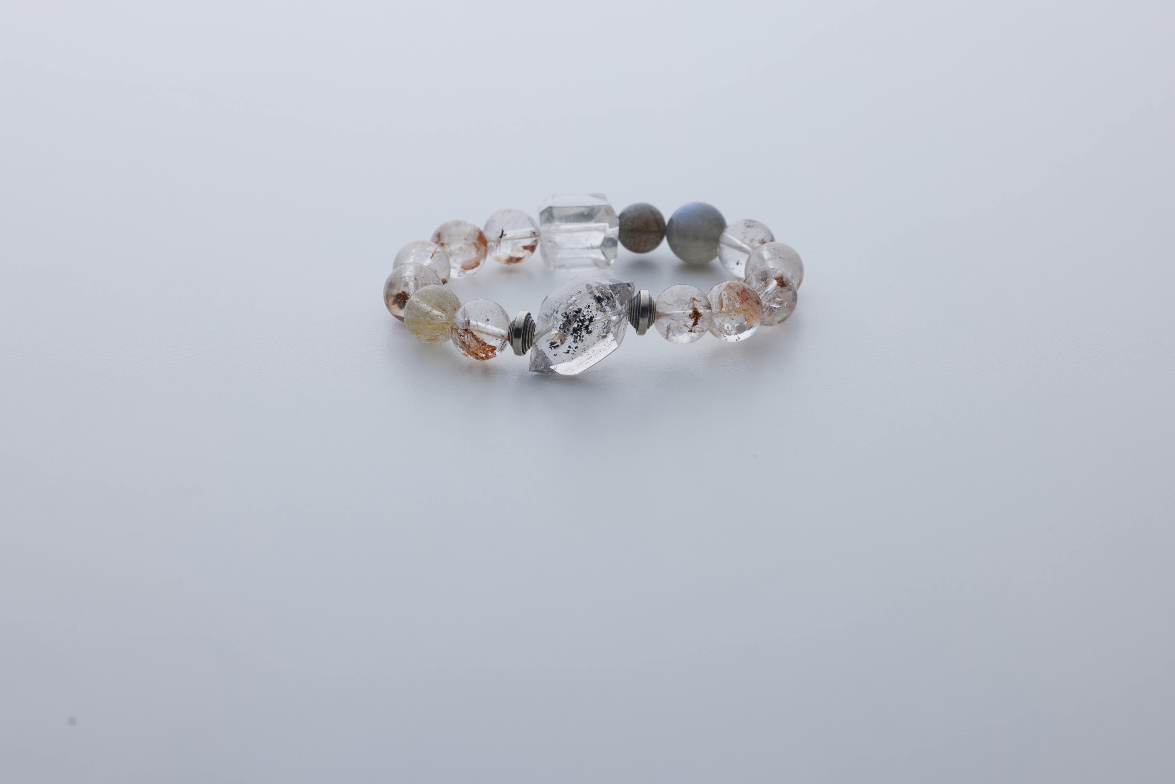 五行能量手串｜閃靈鑽黑流沙雙尖 × 白水晶 × 灰月光 × 紅膠花｜水 × 金 × 火 三相補強