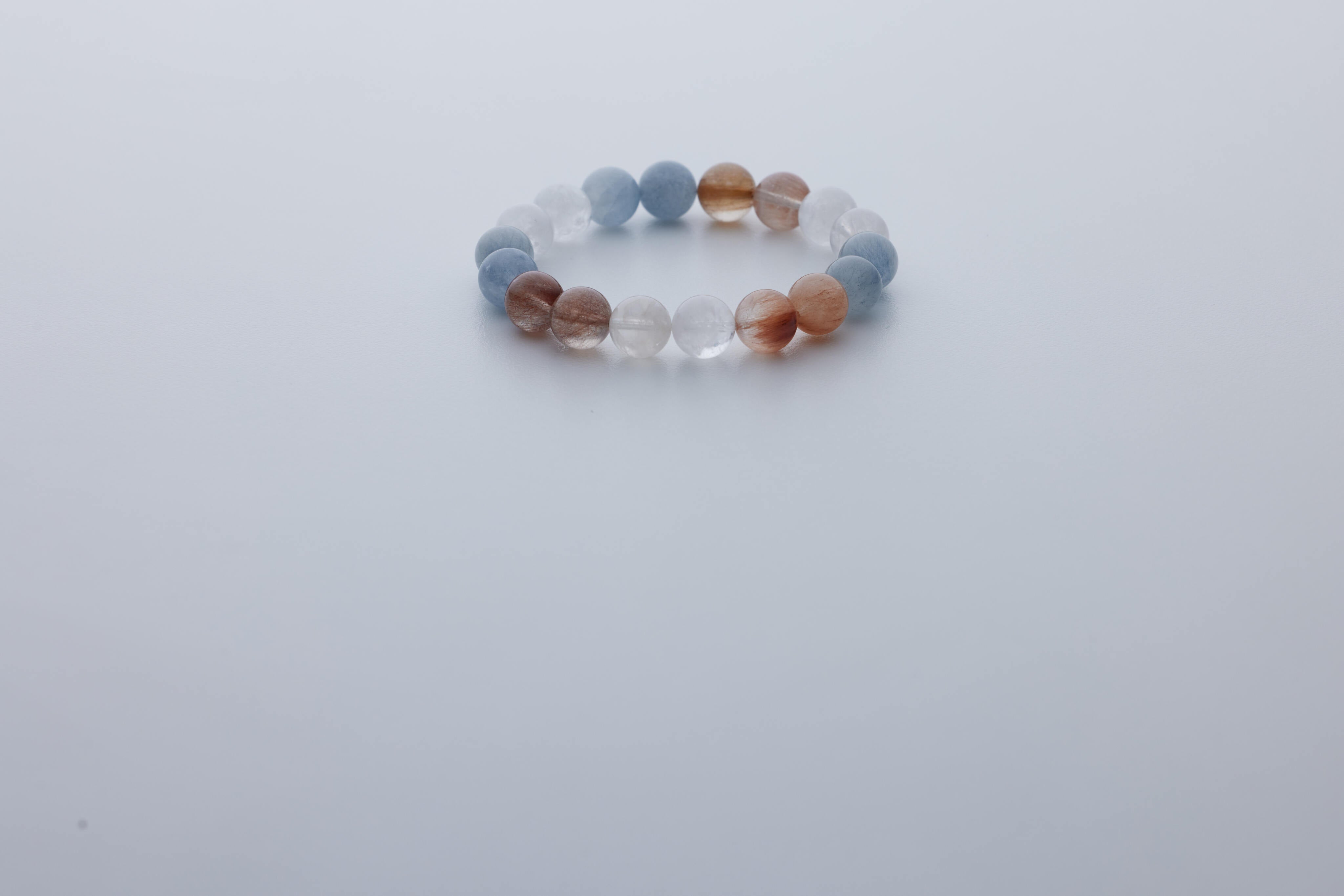 高品彩兔毛水晶手鏈｜德梅拉棕 × 莫蘭迪溫柔藍 × 白兔毛拉絲｜貴氣聚財 × 能量守護