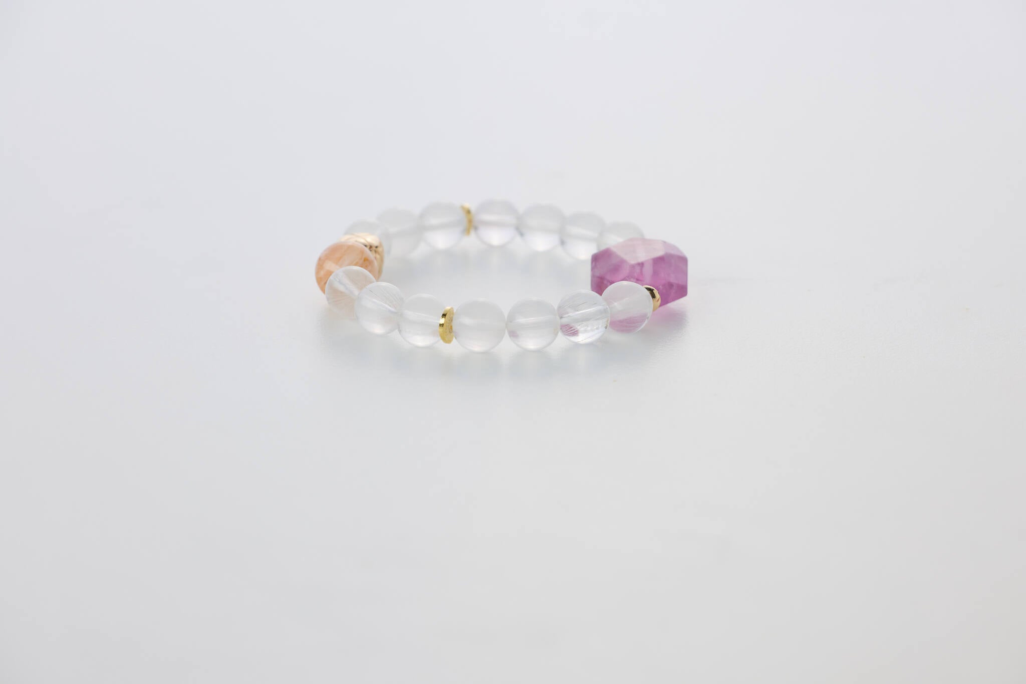 瓔珞｜白兔毛水晶 × 紫彩螢石 ｜腕間的靈韻，心靈的守護