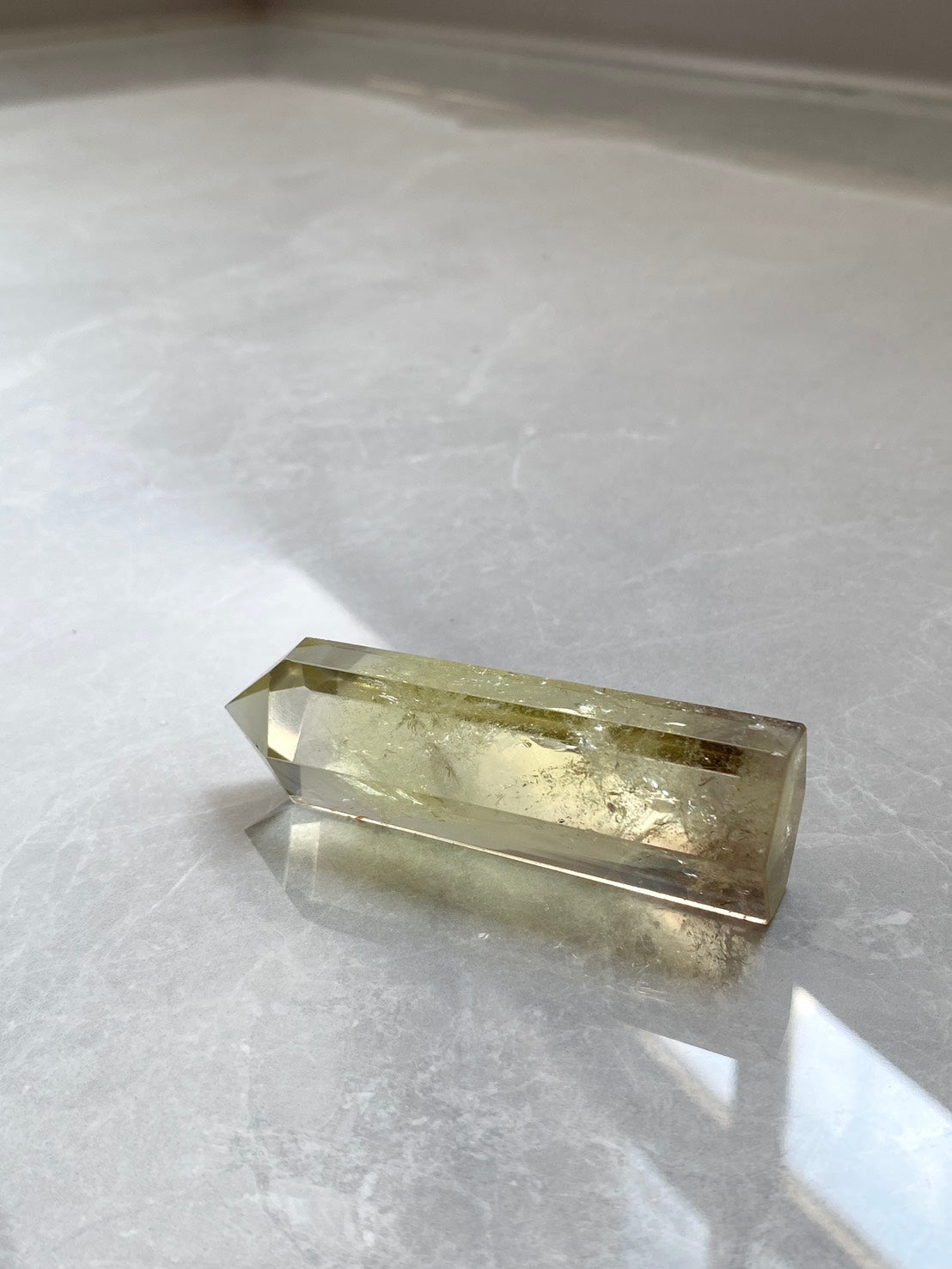 限量典藏｜高品巴西黃茶晶水晶柱｜黑金光影之境｜招財聚財